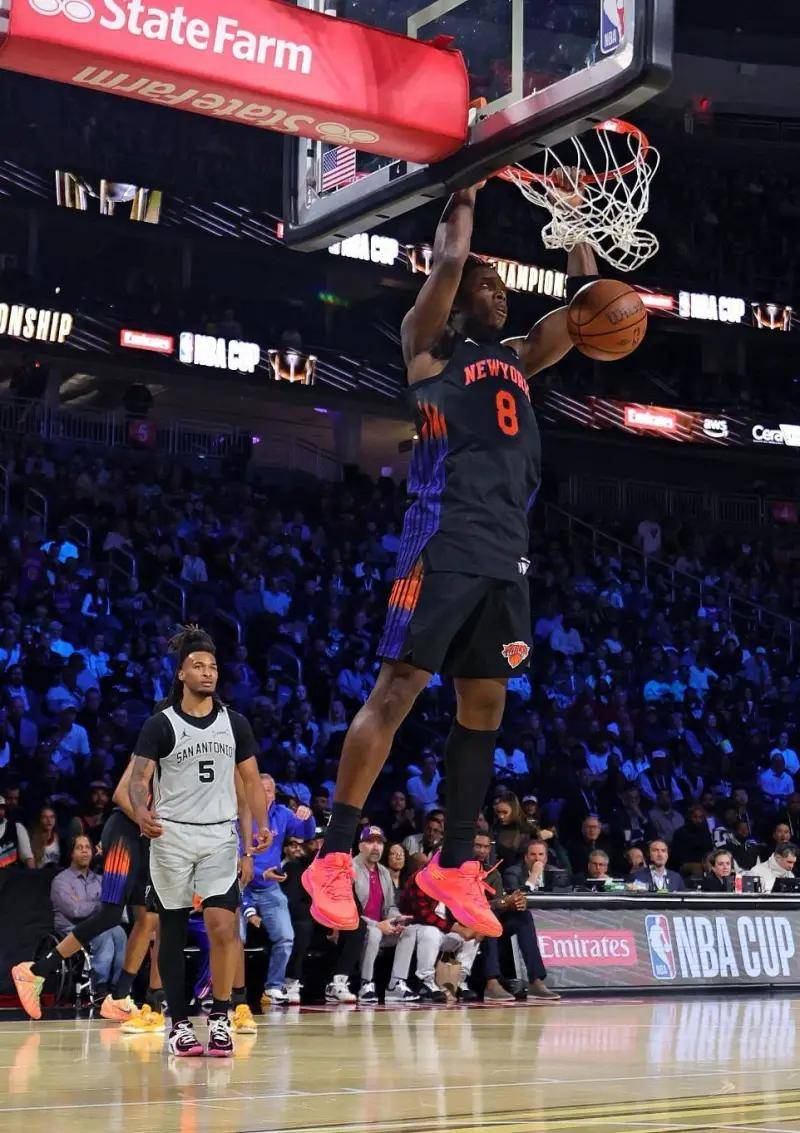 包含阿奴诺比全场11投6中，得到19分6篮板6助攻1抢断1封盖的词条